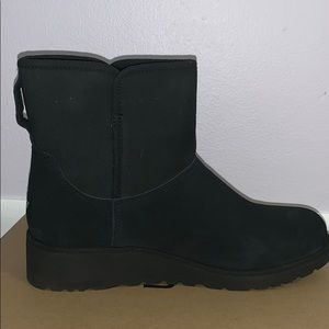 BRAND NEW women’s 7.5 black Kristin uggs